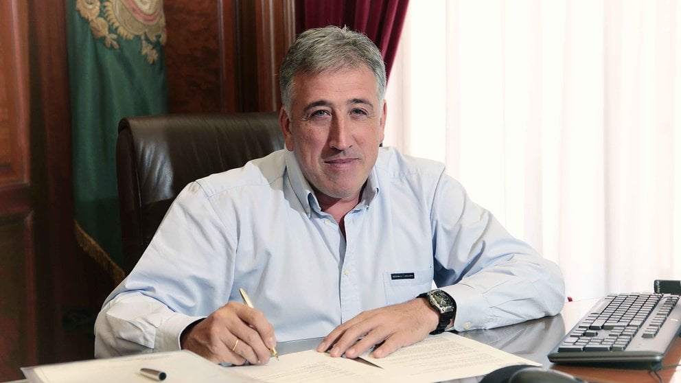 El alcalde de Pamplona Joseba Asirón posa para las fotos oficiales de la web del Ayuntamiento.  (1)