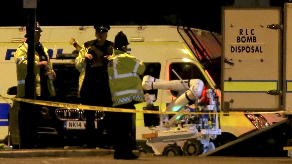 Agentes de la policía inglesa tras el atentado de Manchester. EFE