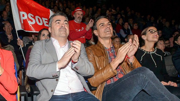 Pedro Sánchez, en Burlada, con socialistas navarros en un acto de campaña a la secretaría general. PABLO LASAOSA 05