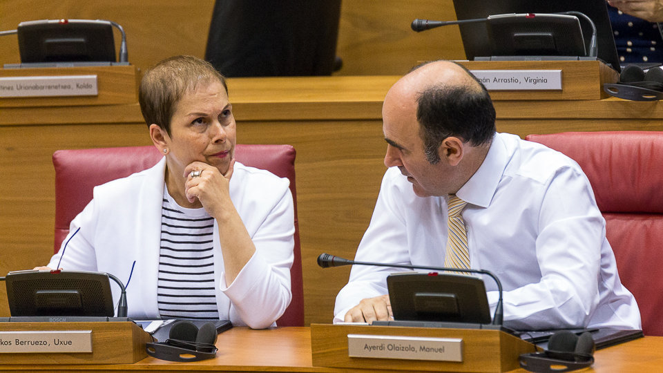 Pleno del Parlamento de Navarra. Uxue Barkos y Manu Ayerdi (06). IÑIGO ALZUGARAY