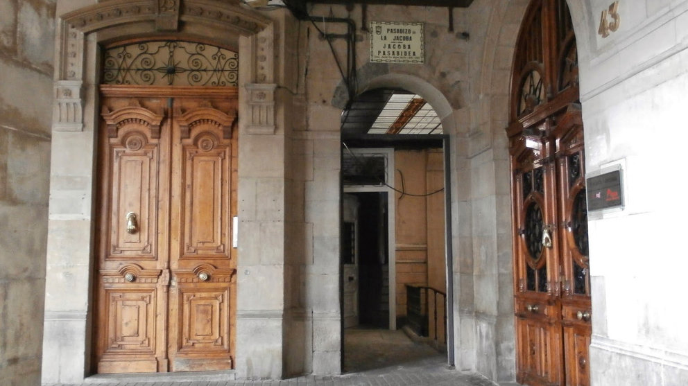 Imagen del pasadizo de la Jacoba que conecta la plaza del Castillo con la calle Zapatería de Pamplona. ARCHIVO