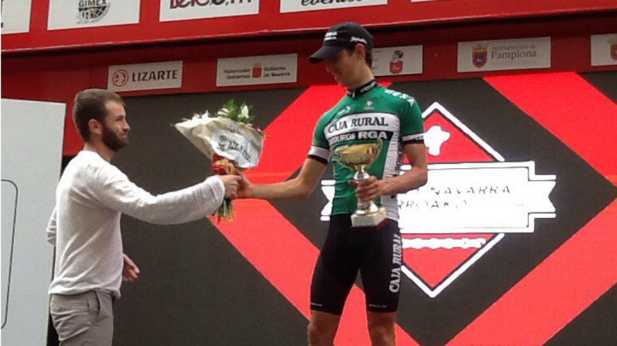 Óscar Pelegri recibe trofeos en el pódium. Twitter Vuelta Navarra.
