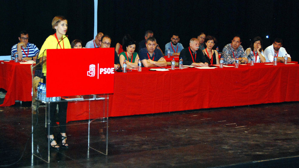 La secretaria general María Chivite interviene en el congresillo del PSN celebrado en la Casa de Cultura de Milagro. Foto: PSN