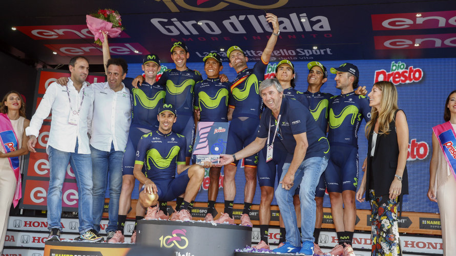 El equipo Movistar team celebra sus triunfos en el Giro.