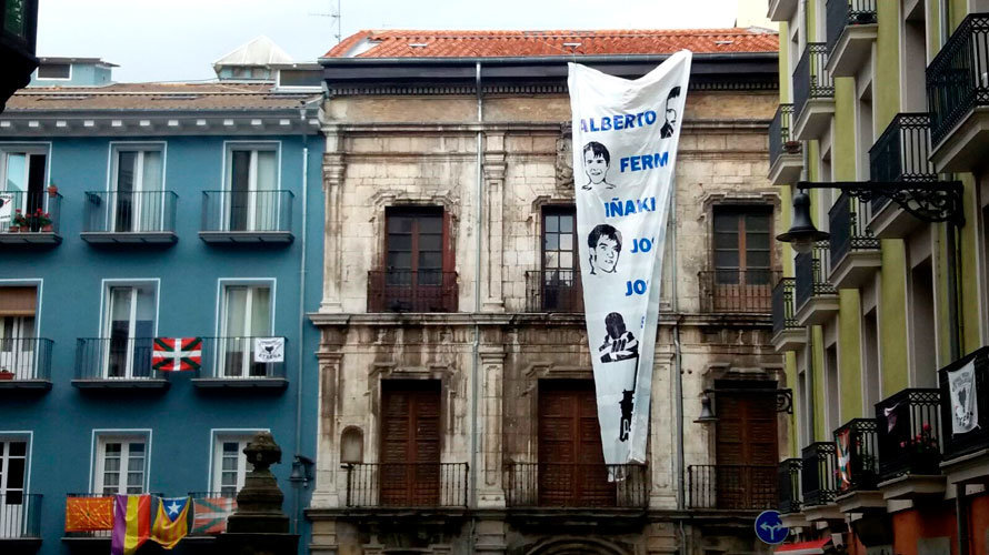 El Palacio del Marqués de Rozalejo con una pancarta de apoyo a los presos etarras desplegada este pasado fin de semana en Pamplona. CEDIDA.