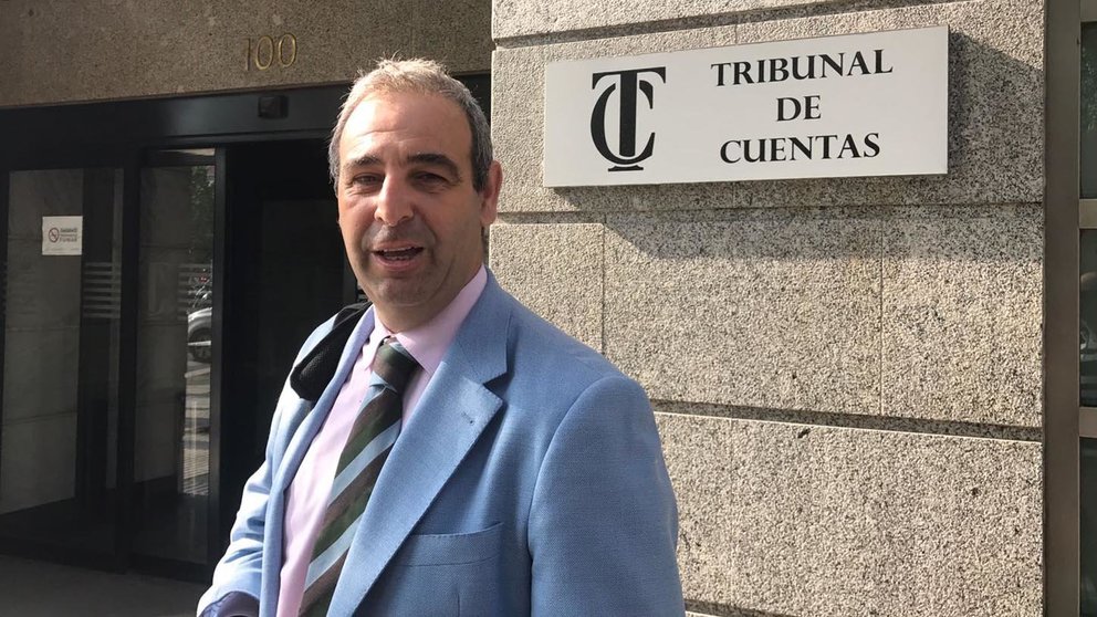 Antonio Alberca, abogado de la asociación popular Justitia Et Veritas, minutos antes de entrar al juicio por las dietas de Uxue Barkos 2