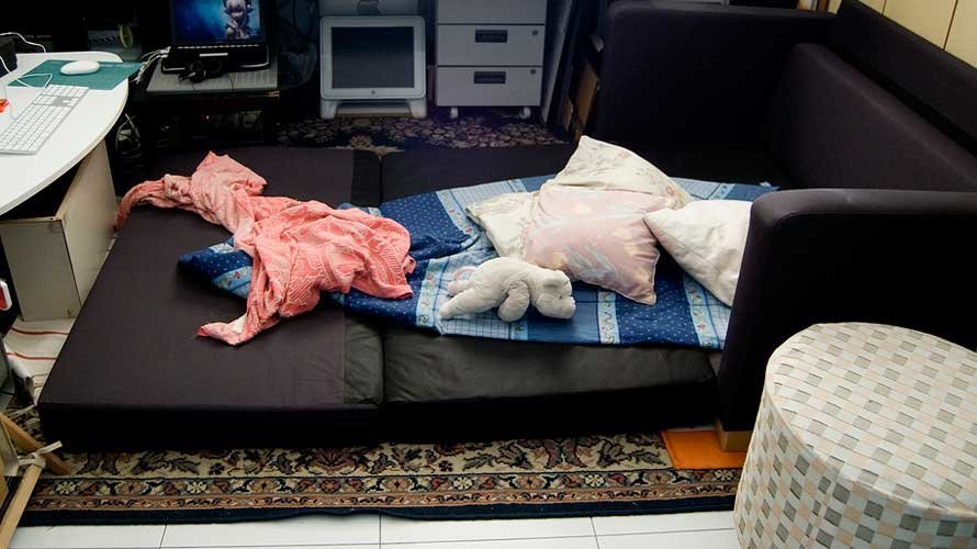 Una habitación con un sofá-cama de una imagen de  archivo. FLICKR