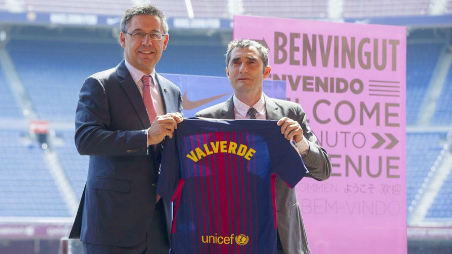 Valverde sostiene la camiseta con su nombre junto al Presidente azulgrana. FC Barcelona.