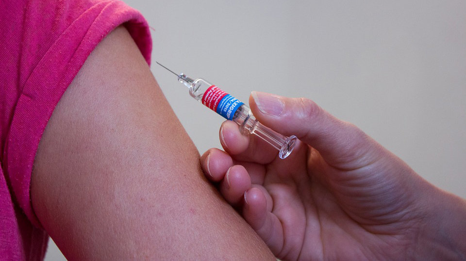 Una persona recibiendo la dosis de una vacuna.
