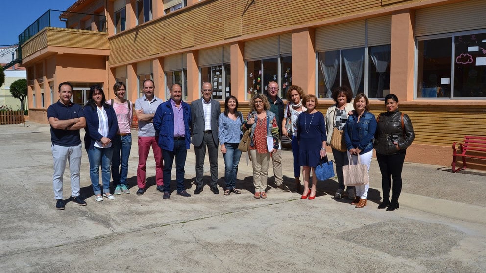 Parlamentarios visitan el centro educativo de Azagra, que plantea la construcción de un nuevo IESO