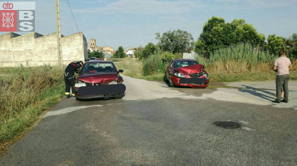 Choque frontal entre dos coches en un camino agrícola en Marcilla BOMBEROS DE NAVARRA