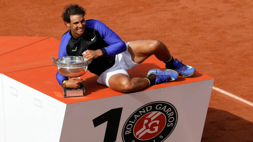 Rafa Nadal posa con su décimo Roland Garros. Twitter.