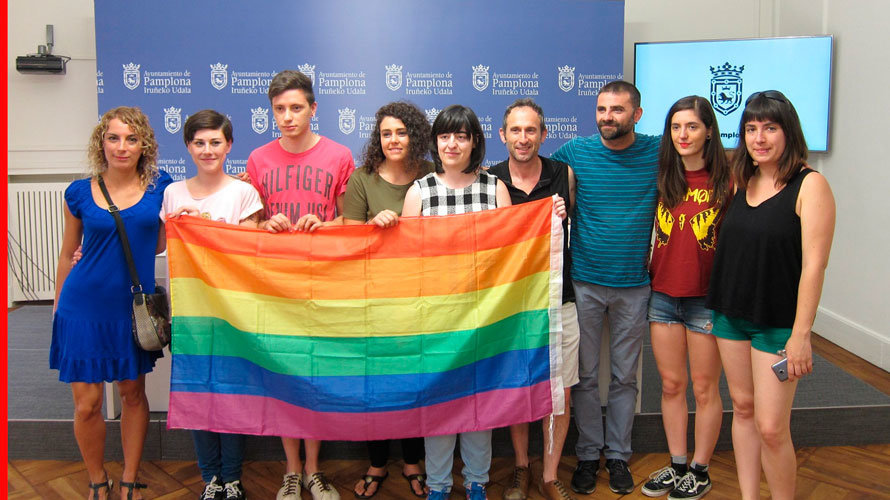La concejala Laura Berro junto a representantes del colectivo LGTBI+ de Pamplona. EP.