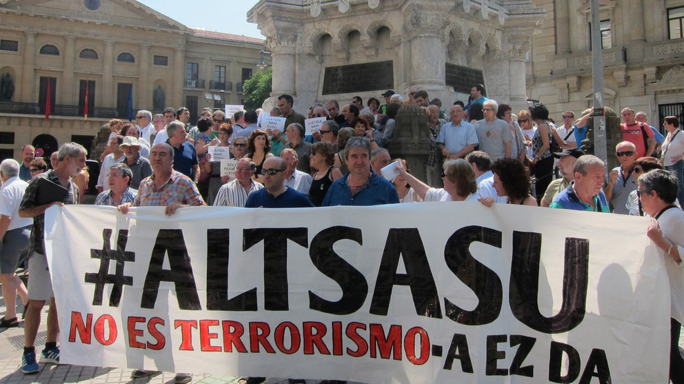 Manifestación de los familiares de los encarcelados por la agresión de Alsasua, acompañados por miembros del cuatripartito, en Pamplona.