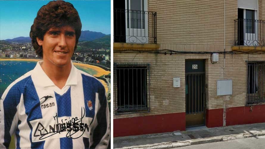 Una imagen de Kiko Zúñiga cuando era jugador de la Real Sociedad junto a la casa quemada. ARCHIVO