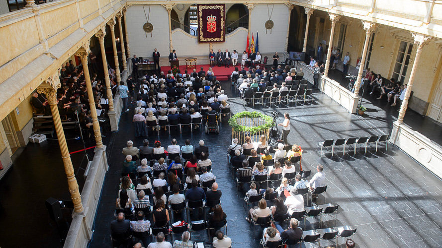 La presidenta del Gobierno de Navarra, Uxue Barkos, preside el acto de entrega de la Cruz de Carlos III el Noble. PABLO LASAOSA 19