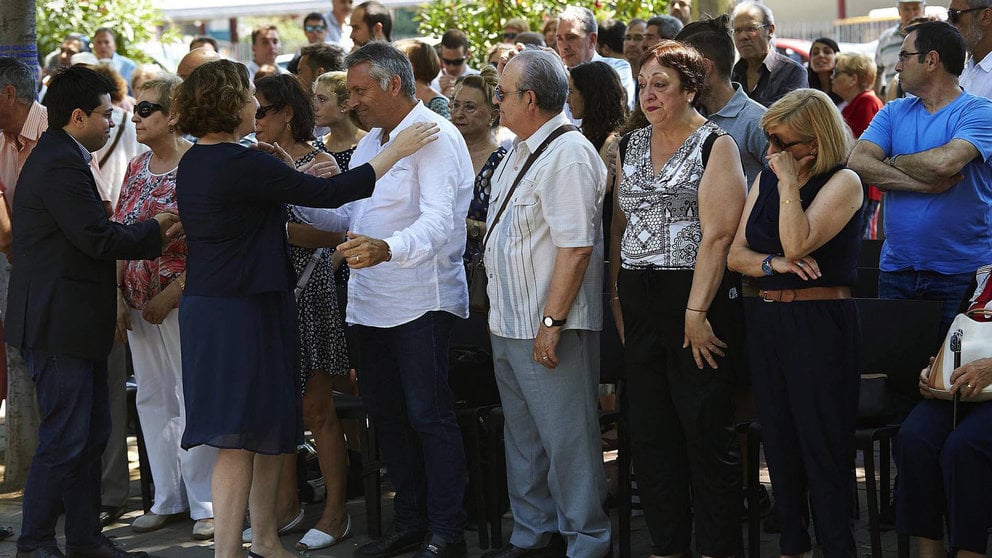 Ada Colau saluda a familiares de las víctimas del atentado de ETA en Hipercor en el 30 aniversario de esta masacre terrorista EFE