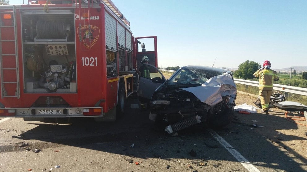 Imagen del accidente mortal al chocar un coche y un camión en la localidad zaragozana de Mallén DIPUTACIÓN DE ARAGÓN