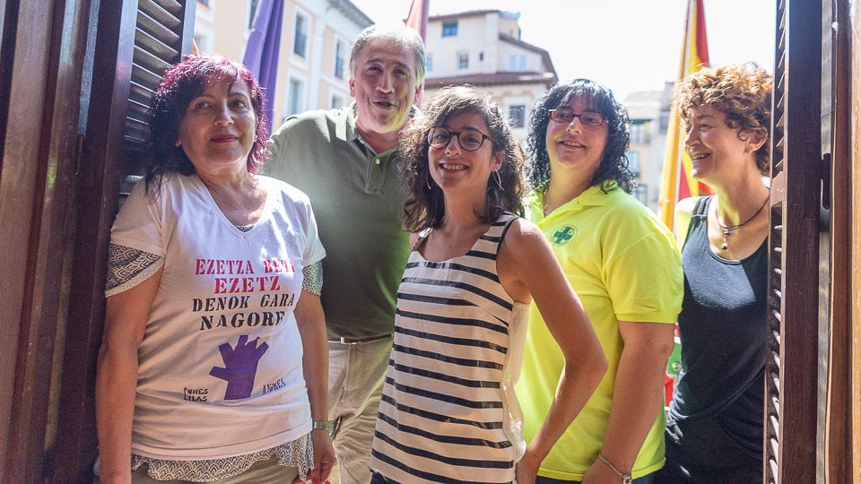 El alcalde de Pamplona, Joseba Asiron, mantiene un encuentro con representantes de las cuatro candidaturas presentadas para lanzar el chupinazo este año. IÑIGO ALZUGARAY (20)