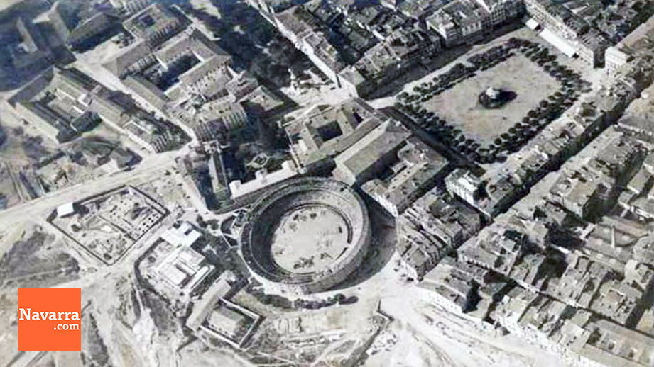 Foto aérea de la segunda plaza de toros que taponaba la expansión del Segundo Ensanche de Pamplona.