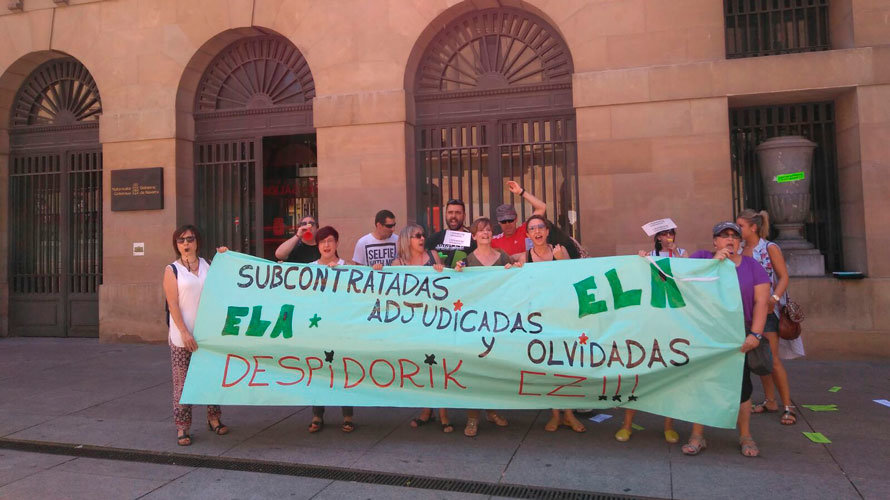 Trabajadoras de la limpieza del Palacio de Navarra se concentran frente a la sede del Gobierno foral para reivindicar mejoras laborales. CEDIDA.