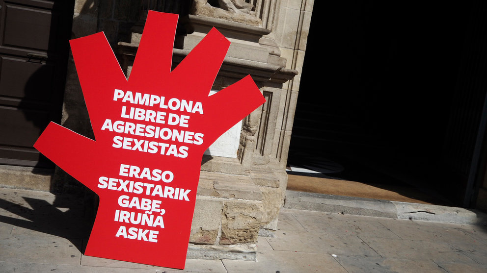El logo contra las agresiones sexistas colocado frente a la entrada principal del Ayuntamiento de Pamplona. MIGUEL OSÉS
