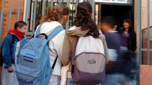 Varios estudiantes cargados con sus mochilas acceden a un instituto EFE Archivo