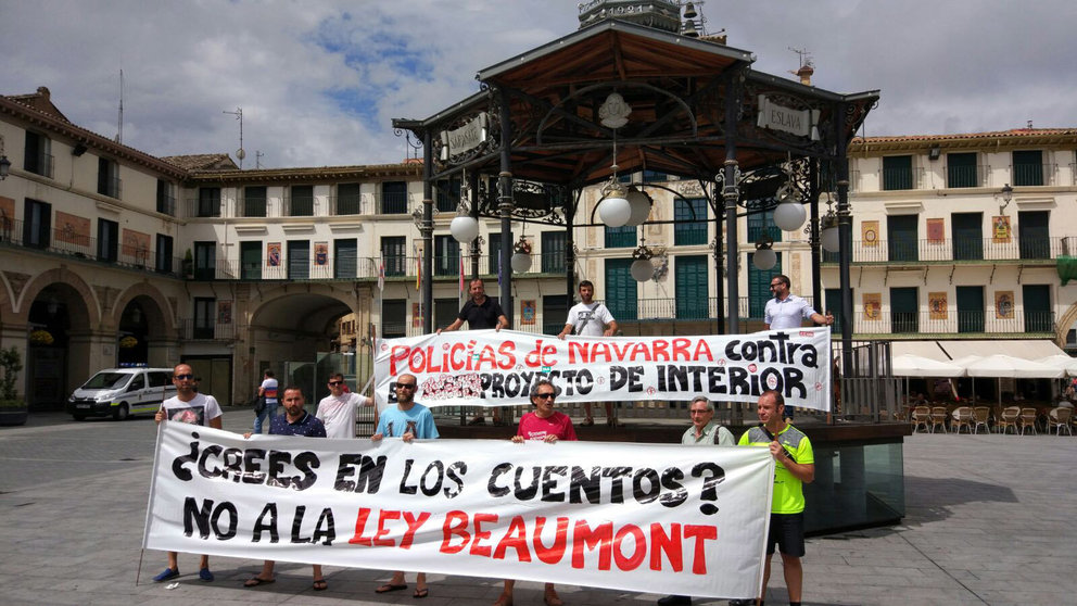 Concentración sindical contra la Ley de Polícías de Beaumont en la Plaza de los Fueros de Tudela.