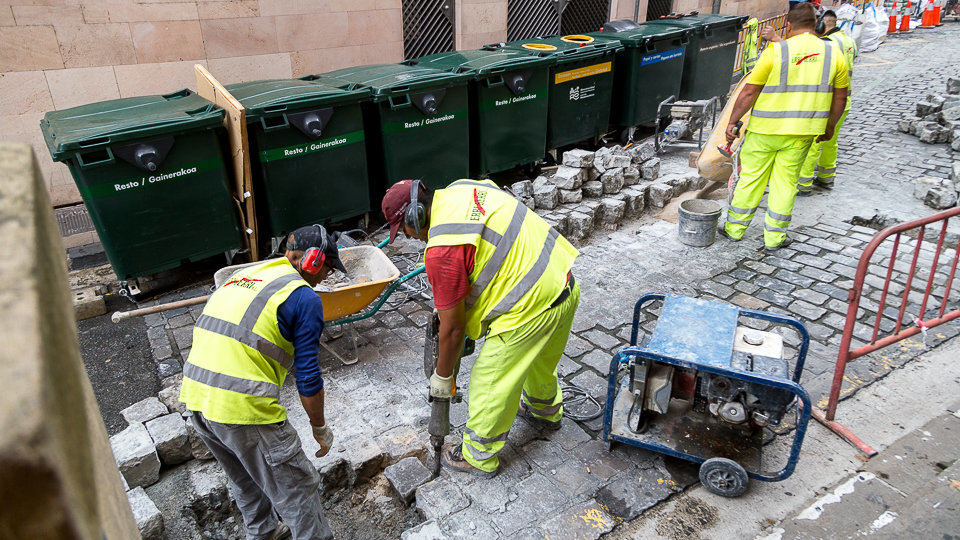 Obras en el adoquinado de la calle Santo Domingo a falta de 8 días para el comienzo de Sanfermines (02). IÑIGO ALZUGARAY