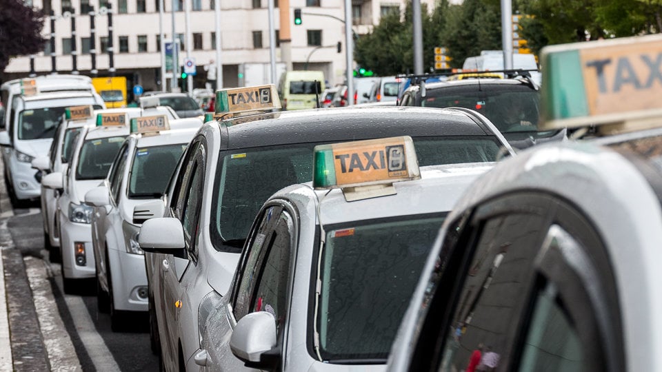 La Asociación Independiente de Taxistas Autopatronos de Navarra se adhiere a la convocatoria de huelga a nivel nacional contra las licencias VTC (36). IÑIGO ALZUGARAY