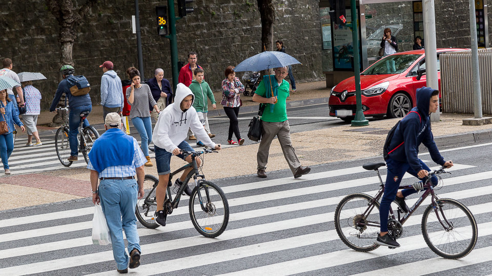 Peatones y bicicletas cruzan un paso de cebra en la Avenida del Ejército de Pamplona (02). IÑIGO ALZUGARAY