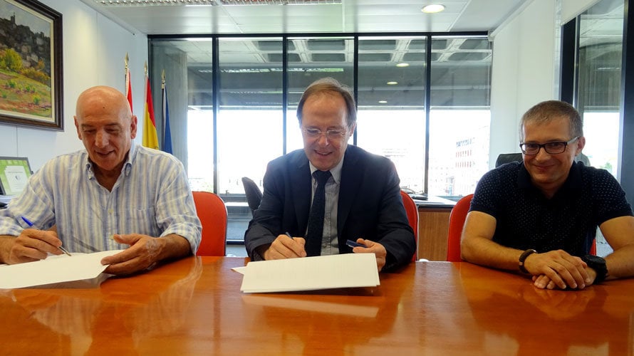 José Luis Herrera (I) y Luis Gabilondo (C) firman el convenio de colaboración.