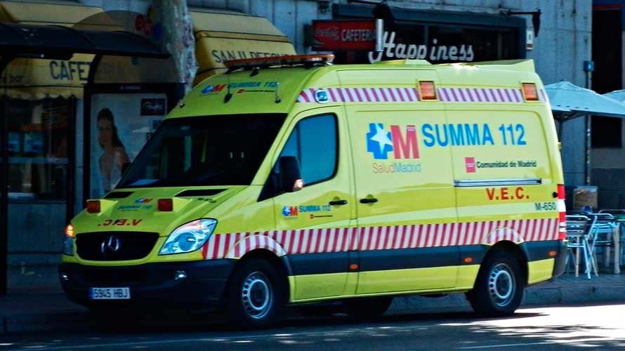 Una ambulancia de SUMMA atendiendo una urgencia mñedica en Madrid. ARCHIVO