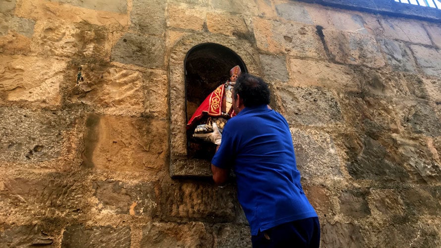 Así se ha retirado la efigie de San Fermín de la cuesta de Santo Domingo.