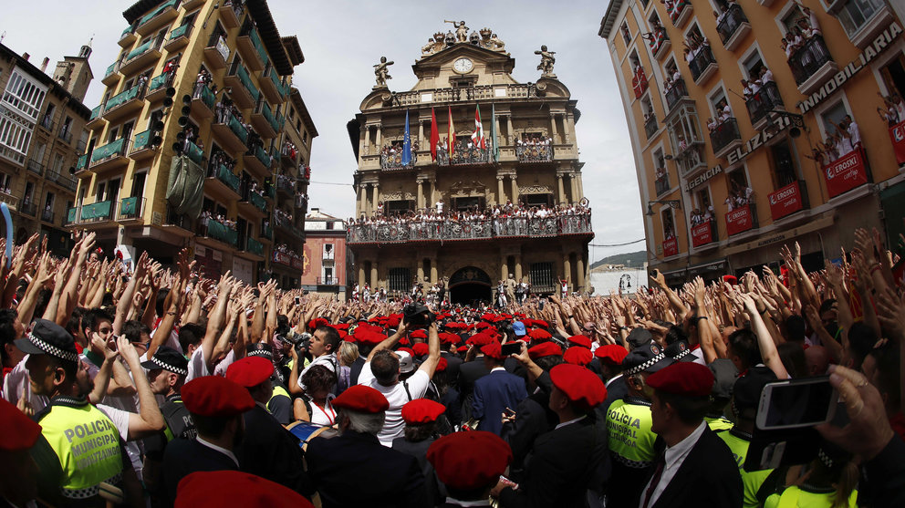 GRA225. PAMPLONA (NAVARRA) 06/07/2017.- Cientos de personas festejan el inicio de las fiestas de San Fermín 2017 con el lanzamiento del tradicional chupinazo desde el balcón del Ayuntamiento de Pamplona. EFE/Javier Lizón