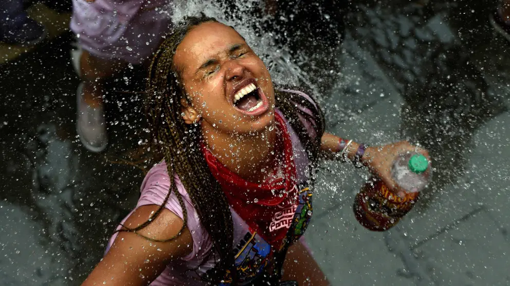 Miles de personas celebran el inicio de los Sanfermines de 2017 con un Chupinazo marcado por el calor en el que lo más buscado ha sido el agua de los balcones. REUTERS