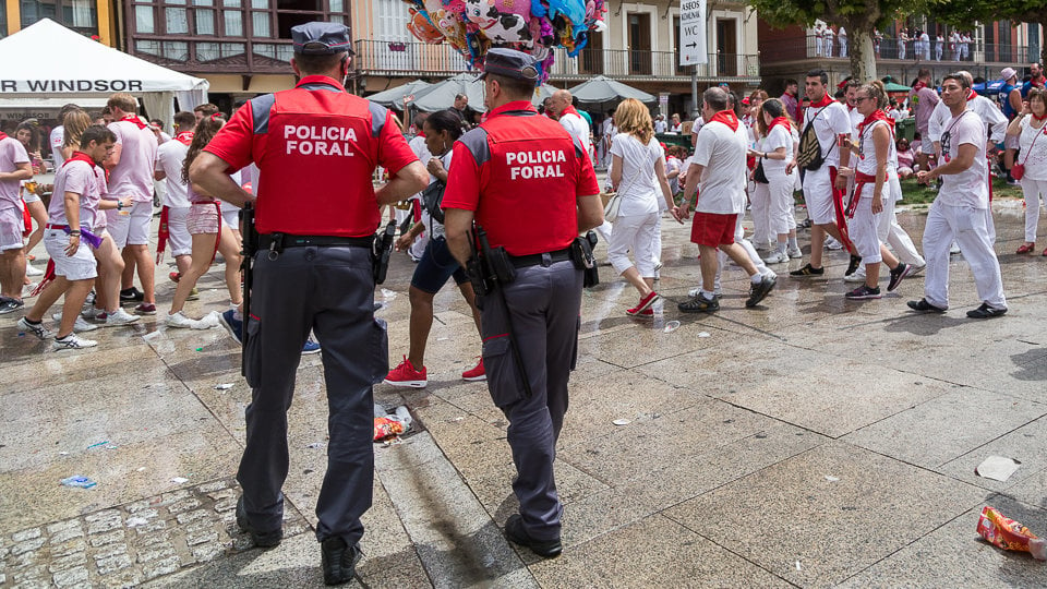 Sanfermines 2017. Policía Foral patrulla por la Plaza del Castillo después del Chupinazo (03). IÑIGO ALZUGARAY