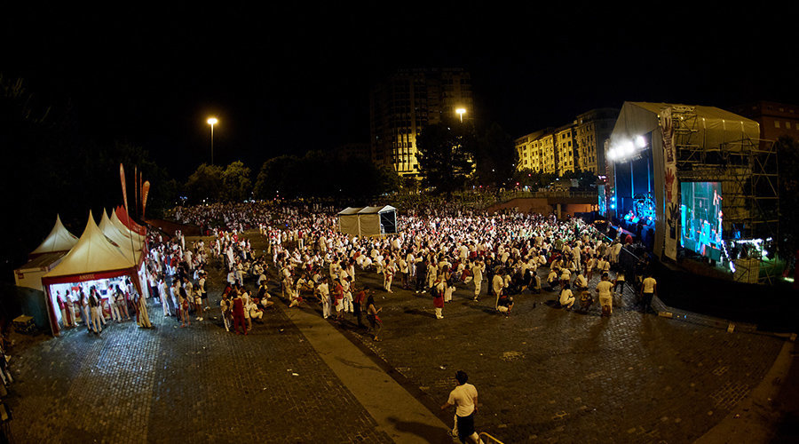 El concierto de Amparanoia en la Plaza de los Fueros arrancó la fiesta en la noche del 6 de julio. DANIEL FERNÁNDEZ (15)