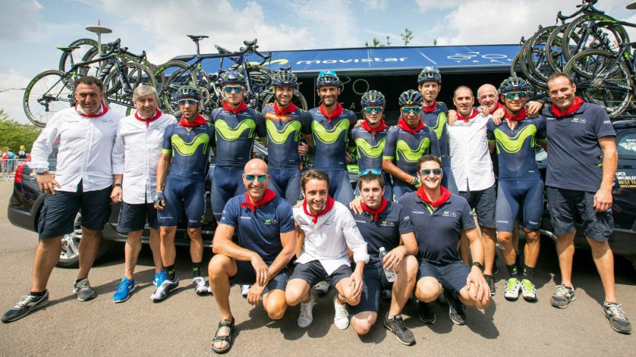 El equipo Movistar team con el pañuelo rojo. Foto Movistar team.