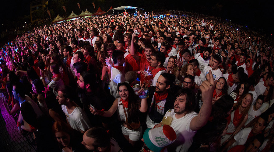 Miles de personas disfrutaron en la pasada noche en la plaza de los fueros con un concierto de Vendetta y Lágrimas de Sangre. DANIEL  FERNÁNDEZ.