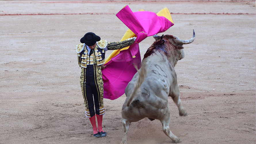 Roca Rey se enfrenta a su segundo toro en la Feria del Toro de Pamplona 2017 MAITE H MATEO
