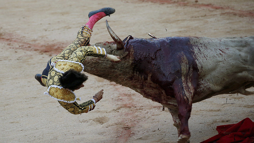 Cogida a Roca Rey durante su segundo toro en la corrida de Jandilla de la Feria del Toro de Pamplona 2017 REUTERS