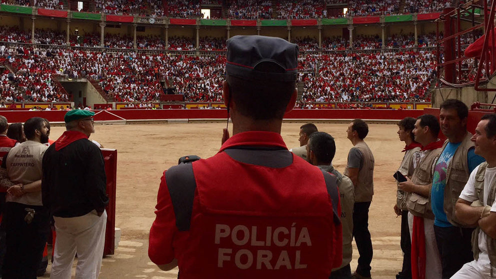Un agente de la Policía Foral vigila la plaza de toros de Pamplona antes de la llegada del encierro de los Sanfermines POLICÍA FORAL