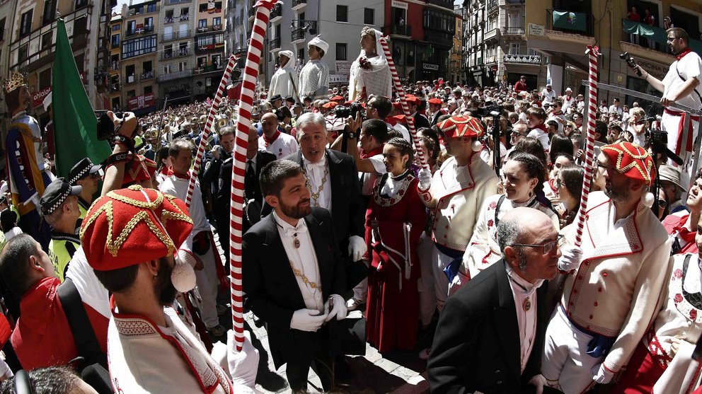 El alcalde de Pamplona, Joseba Asiron (c), llega junto con el resto de la corporación municipal al Ayuntamiento al término de la celebración en la iglesia de San Lorenzo de la Octava de San Fermín en el último día de fiestas. EFE/Jesús Diges