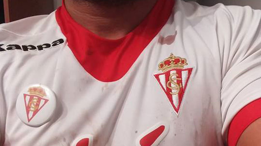 Imagen de la camiseta del Sporting de Gijón manchada con sangre después de que un pamplonés recibiera esta madrugada una paliza. FACEBOOK