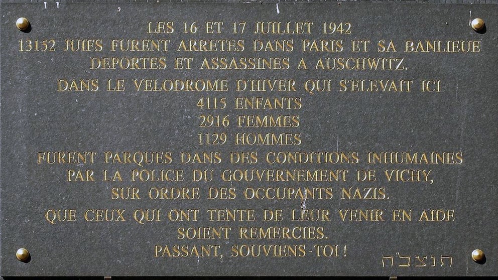 Placa conmemorativa de la redada de los días 16 y 17 de julio de 1942, colocada en el jardín donde se ubicaba el Vél d’Hiv.