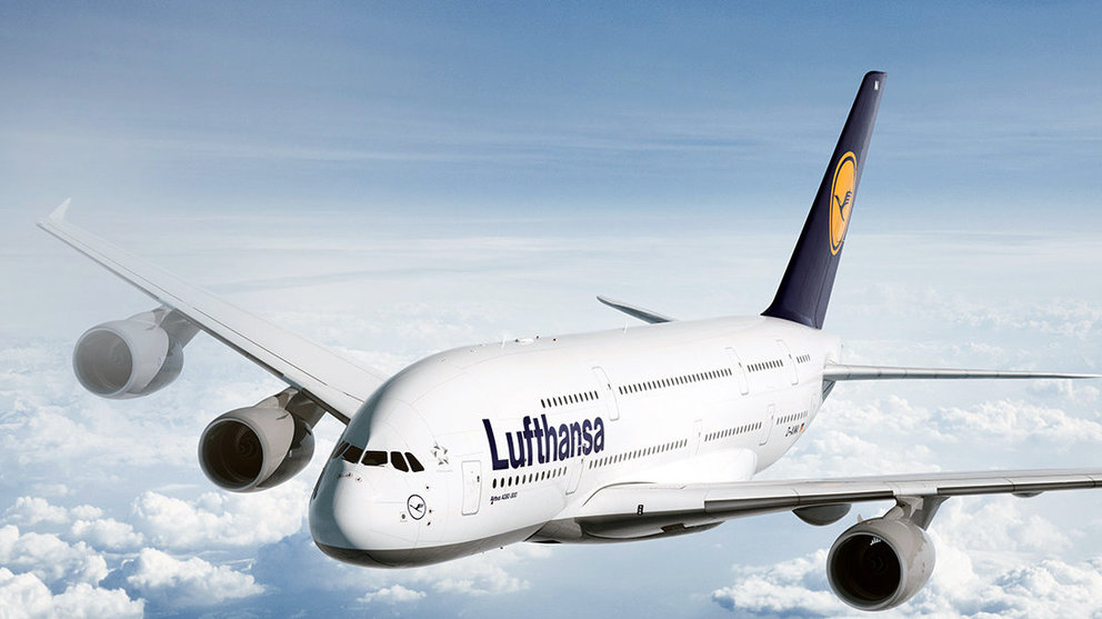 Un avión de la compañía alemana Lufthansa, que anuncia vuelos desde Pamplona.