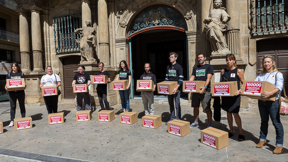 AnimaNaturalis entrega en el Ayuntamiento de Pamplona 160.000 firmas contra las corridas de toros (02). IÑIGO ALZUGARAY