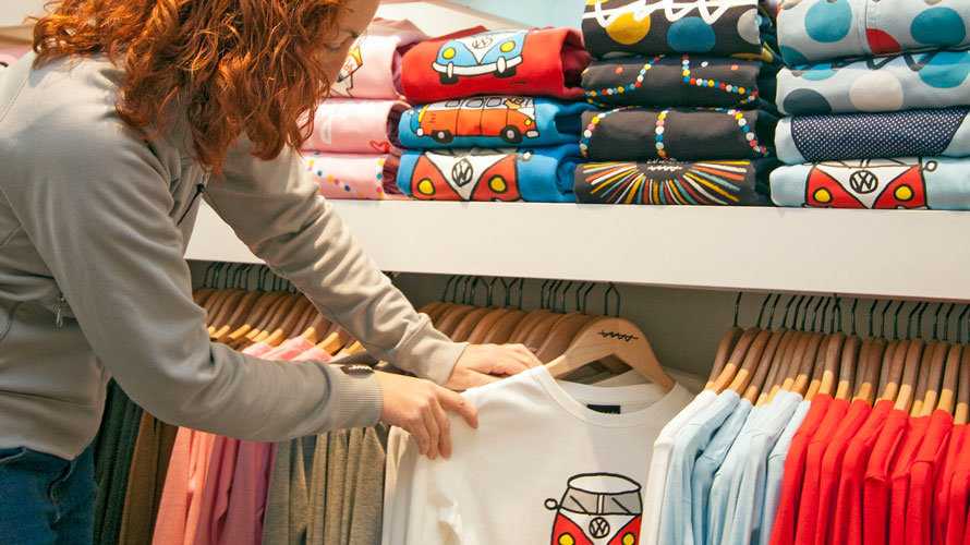 Una dependienta ordena las camisetas en una tienda de ropa. ARCHIVO