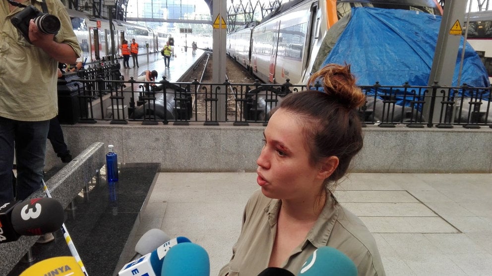 Lidia, una de las 54 personas heridas en el accidente de tren de Barcelona, hace declaraciones a los medios